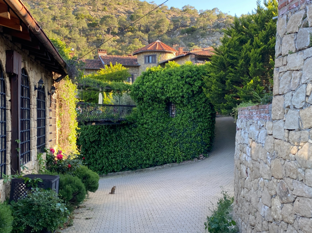 Assos gezilecek yerler long weekend önerileri Yeşilyurt Köyü Manici Kasrı