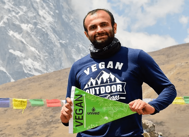 Everest'e tırmanan vegan dağcılar